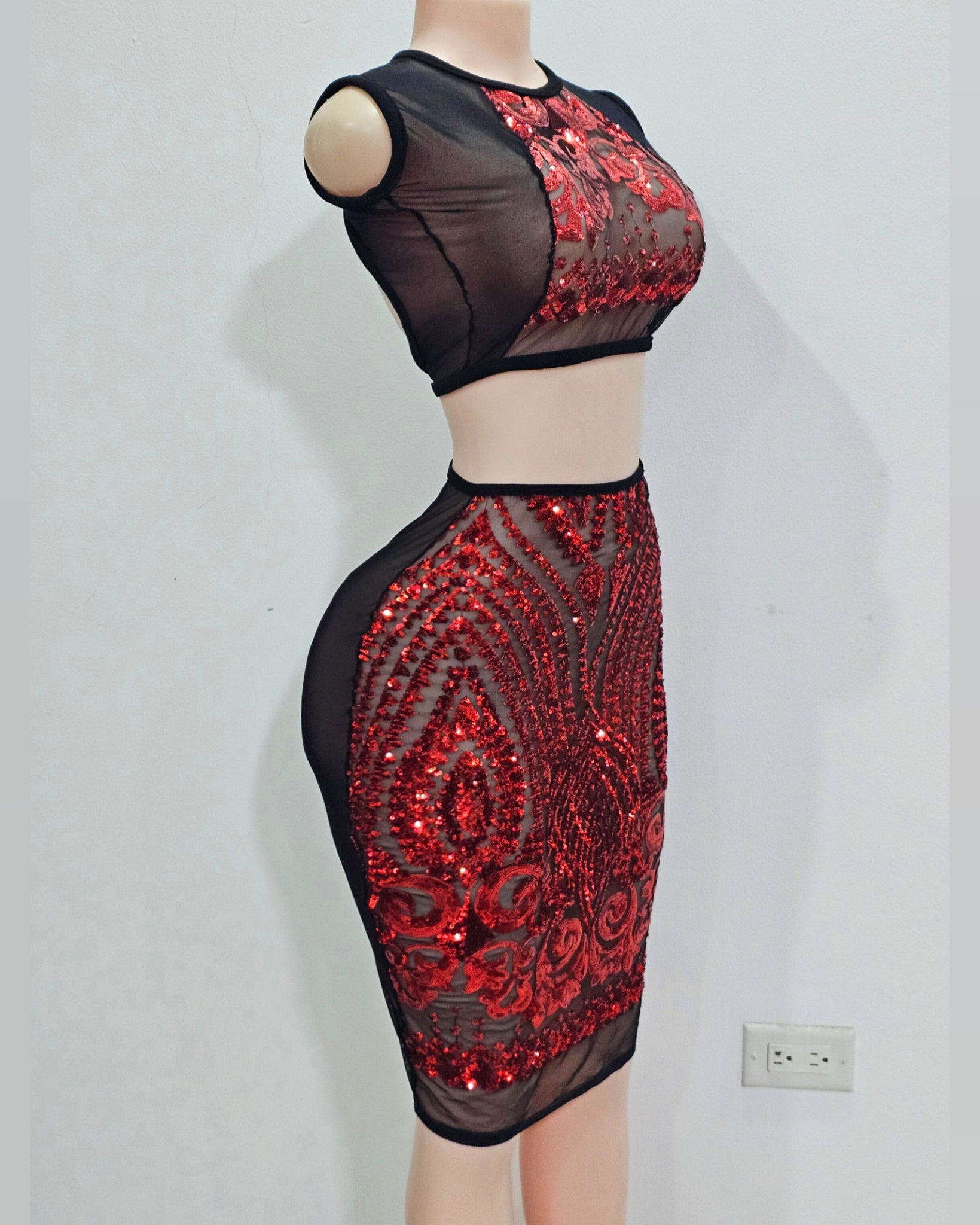 Allele black and red outfit